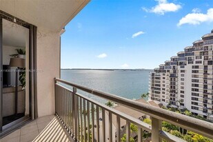 540 Brickell Key Dr in Miami, FL - Building Photo