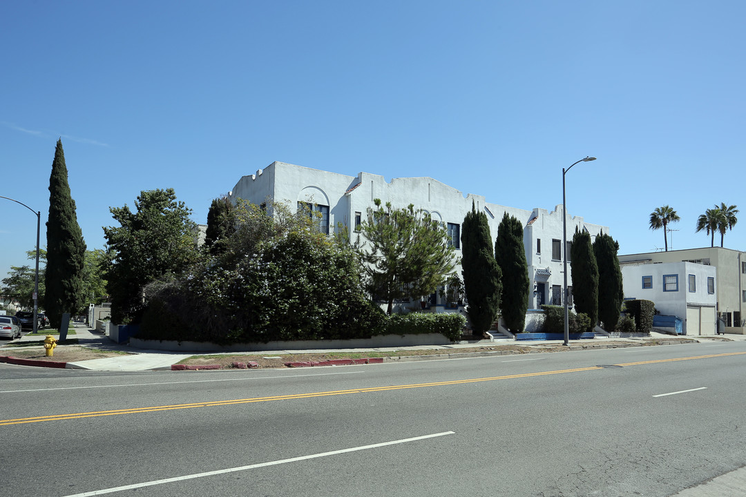 4960 Rosewood Ave in Los Angeles, CA - Building Photo