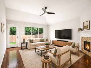 1817 Newton Dr in Flower Mound, TX - Foto de edificio - Building Photo