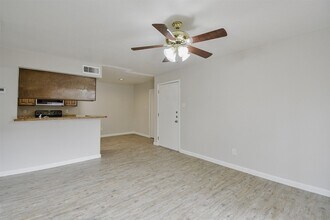 12955 Woodforest Blvd, Unit 76 in Houston, TX - Building Photo - Building Photo