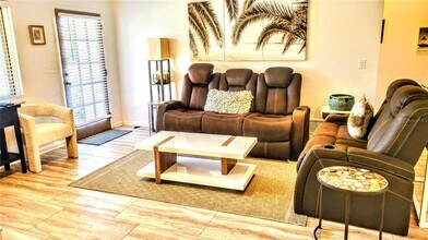 3236 S Lockwood Ridge Rd in Sarasota, FL - Building Photo - Building Photo