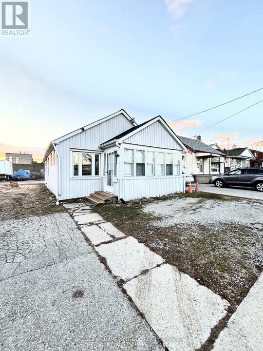 180 Thirtieth St in Toronto, ON - Building Photo