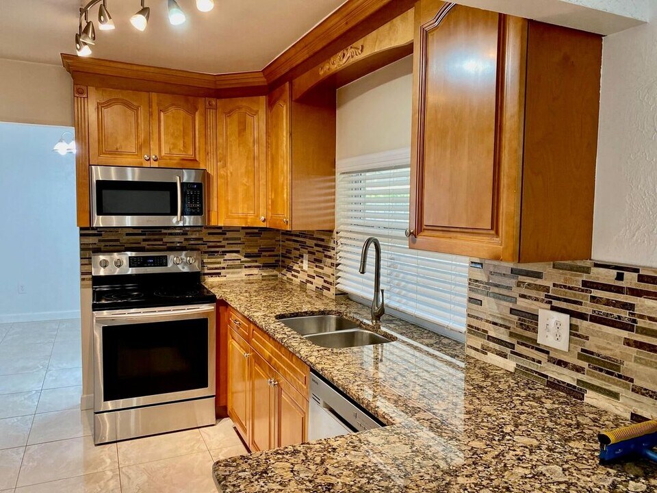 1283 Anhinga Dr in Wellington, FL - Building Photo
