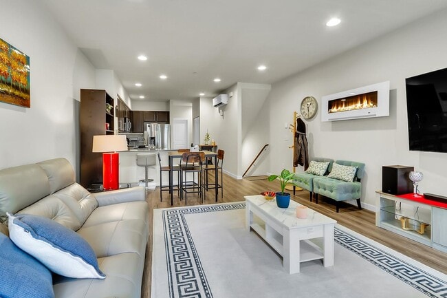 4206 204th St SW in Lynnwood, WA - Foto de edificio - Building Photo