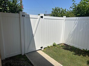 1426 N Hollywood Way in Burbank, CA - Foto de edificio - Building Photo