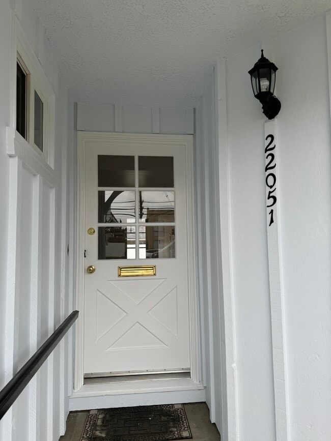22051 Vanowen St in Canoga Park, CA - Foto de edificio - Building Photo