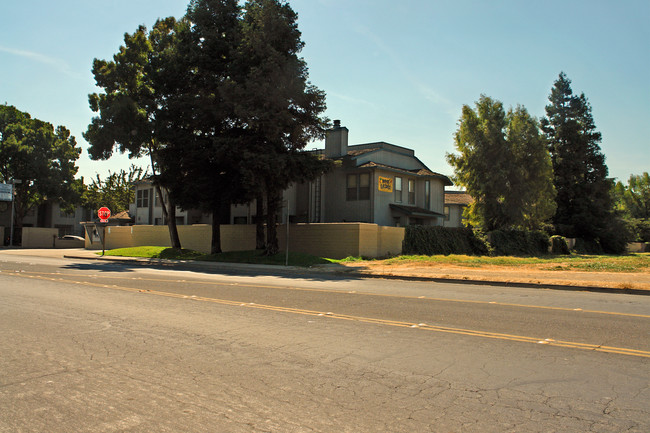 Colonial Plaza Apartments in Stockton, CA - Foto de edificio - Building Photo