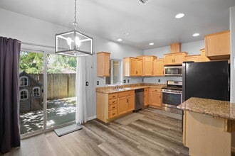 190 Rivers Edge Dr in Gold Hill, OR - Building Photo - Building Photo