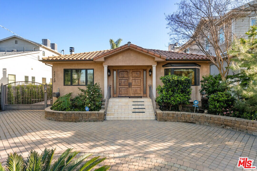 14710 Greenleaf St in Los Angeles, CA - Building Photo