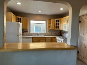 1706 Ridgecrest Dr SE in Albuquerque, NM - Building Photo - Building Photo