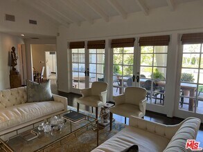 8050 Mulholland Dr in Los Angeles, CA - Building Photo - Building Photo