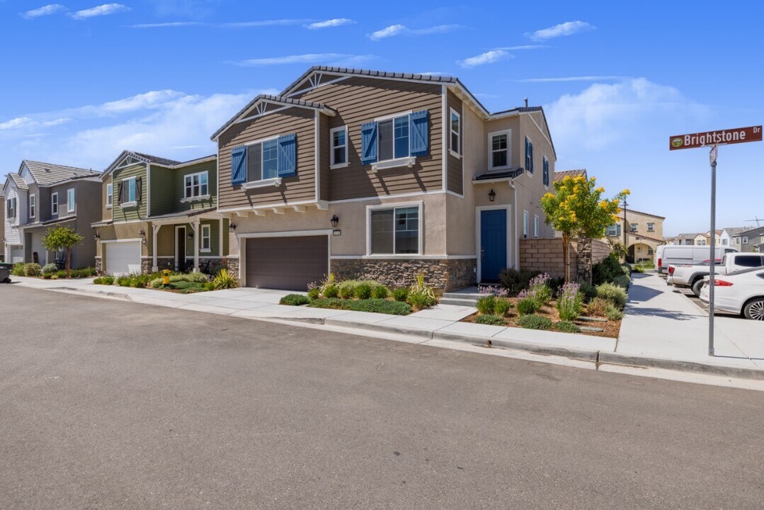 26549 Brightstone Dr in Menifee, CA - Foto de edificio