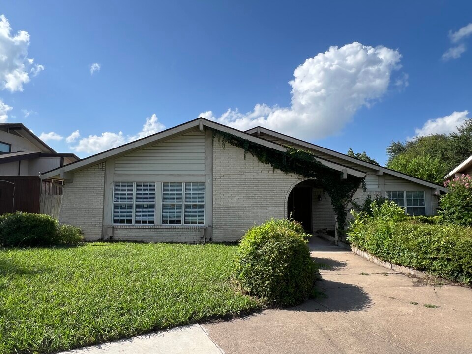 1413 Glouchester Dr in Garland, TX - Foto de edificio