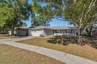2711 N Dellwood Dr in Eustis, FL - Building Photo