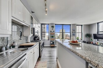 615 W Randolph St, Unit 45L in Chicago, IL - Building Photo - Building Photo