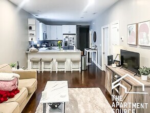 2732 N Wilton Ave, Unit 2 in Chicago, IL - Building Photo - Building Photo