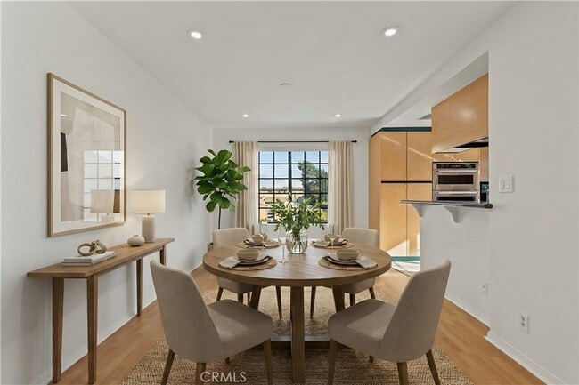 4430 Noble Ave, Unit 208 in Los Angeles, CA - Building Photo - Building Photo