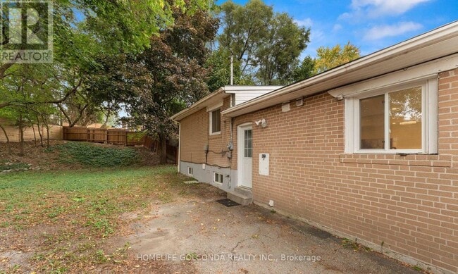 122 Longford Dr in Newmarket, ON - Building Photo - Building Photo