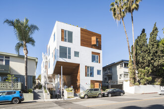 935 N San Vicente Blvd in West Hollywood, CA - Building Photo - Building Photo