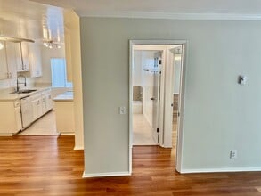 320 S Clark Dr in Los Angeles, CA - Building Photo - Building Photo