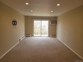 100 Blydenburgh Rd in Islip, NY - Building Photo - Building Photo