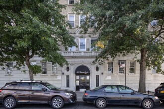 217 Haven Ave in New York, NY - Foto de edificio - Building Photo