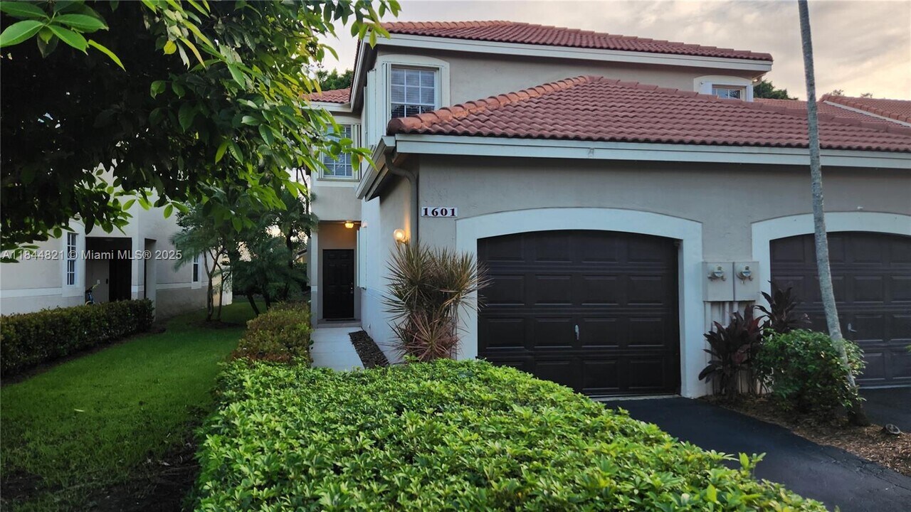 1601 Sorrento Dr in Weston, FL - Building Photo