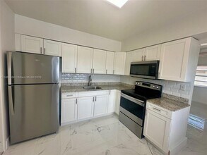 5827 Buchanan St in Hollywood, FL - Foto de edificio - Building Photo