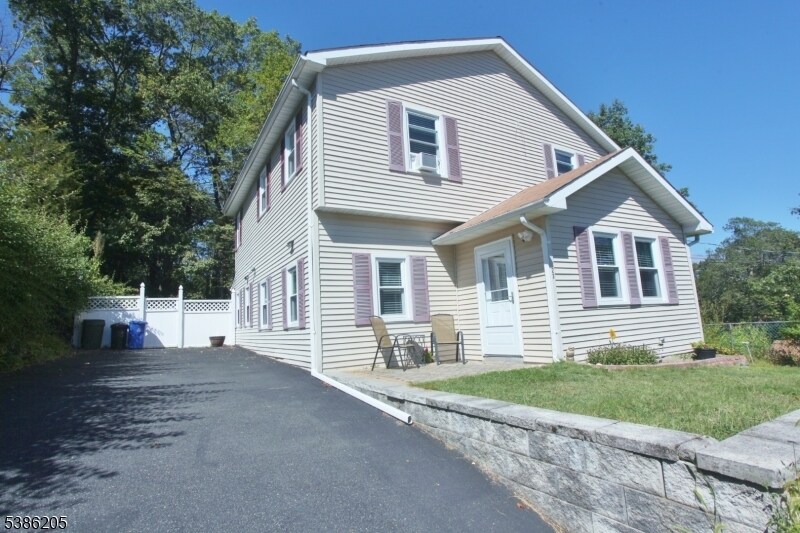 23 Iowa Ave in Jefferson, NJ - Building Photo