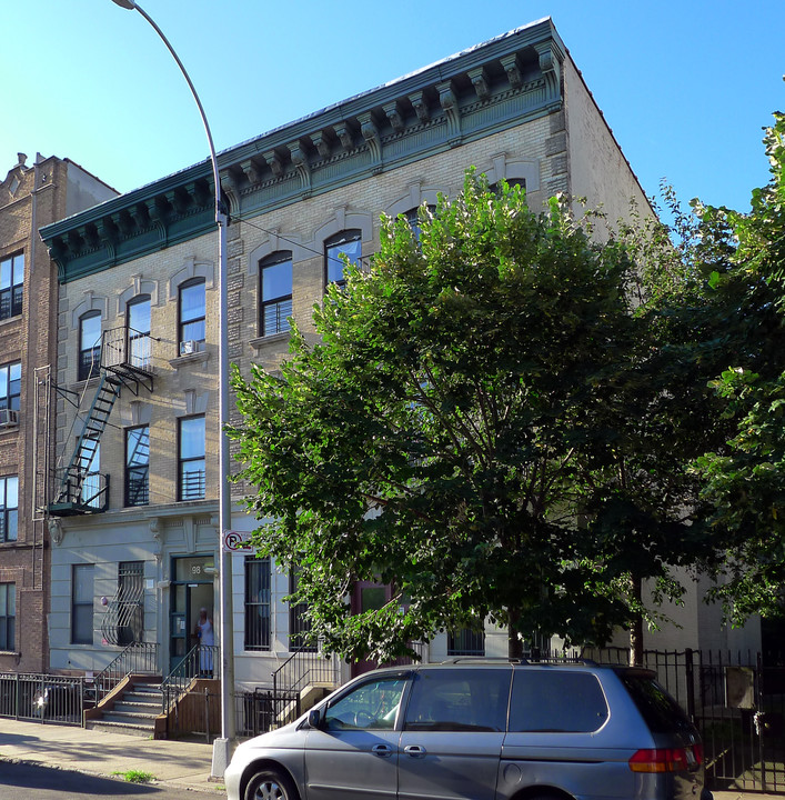 96 Pulaski St in Brooklyn, NY - Building Photo