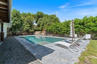8121 SW 97th Ter in Miami, FL - Foto de edificio - Building Photo