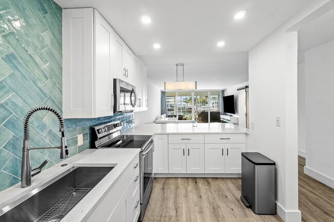 698 NE Spanish River Blvd in Boca Raton, FL - Building Photo - Building Photo