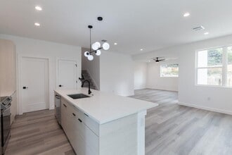 21515 Patton Ave in Lago Vista, TX - Foto de edificio - Building Photo