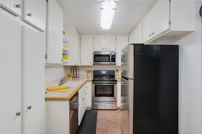 6350 Genesee Ave, Unit 6350 Genesee Ave #302 in San Diego, CA - Foto de edificio - Building Photo