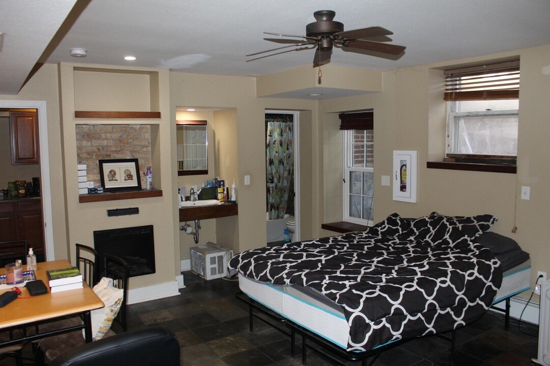 932 E College St in Iowa City, IA - Building Photo