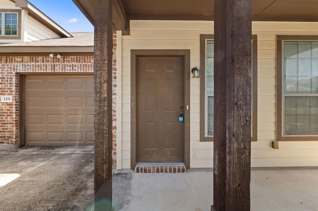 119 Creekside Villa Dr in Kyle, TX - Foto de edificio - Building Photo