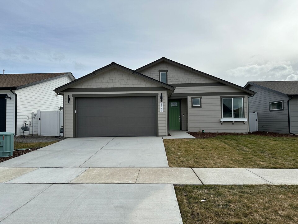 4842 E Dorado Ave in Post Falls, ID - Foto de edificio