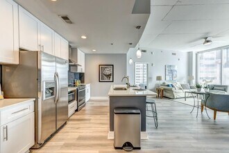 950 W Peachtree St NW in Atlanta, GA - Building Photo - Building Photo