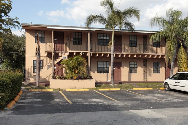 Arthur Street Apartments in Hollywood, FL - Foto de edificio - Building Photo