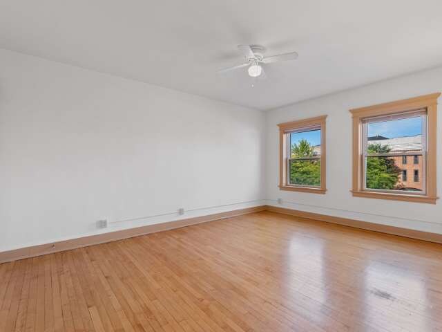 2217 W Wisconsin Ave in Milwaukee, WI - Foto de edificio - Building Photo