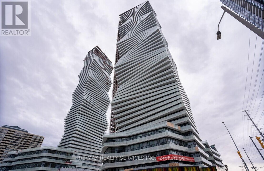 3900 Confederation Pkwy in Mississauga, ON - Building Photo