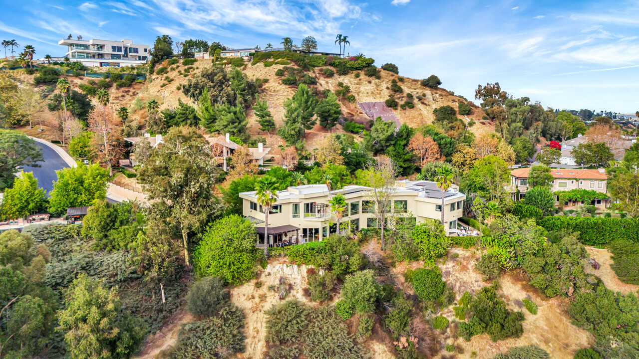 16096 Valley Meadow Pl in Encino, CA - Foto de edificio