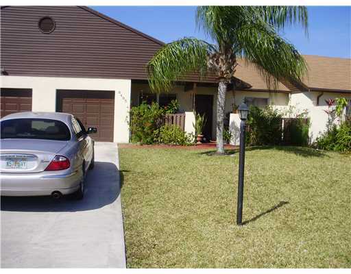 8495 Lakepoint Ct in Wellington, FL - Building Photo