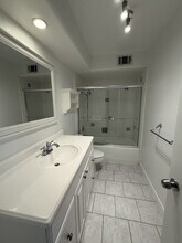 7904 Royal Ln in Dallas, TX - Foto de edificio - Building Photo