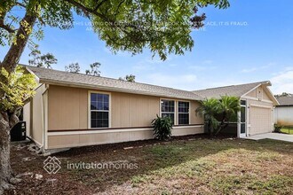 8012 Cypress Dr N in Ft. Myers, FL - Foto de edificio - Building Photo