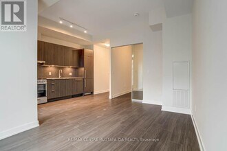 430-430 Square One Dr in Mississauga, ON - Building Photo - Building Photo