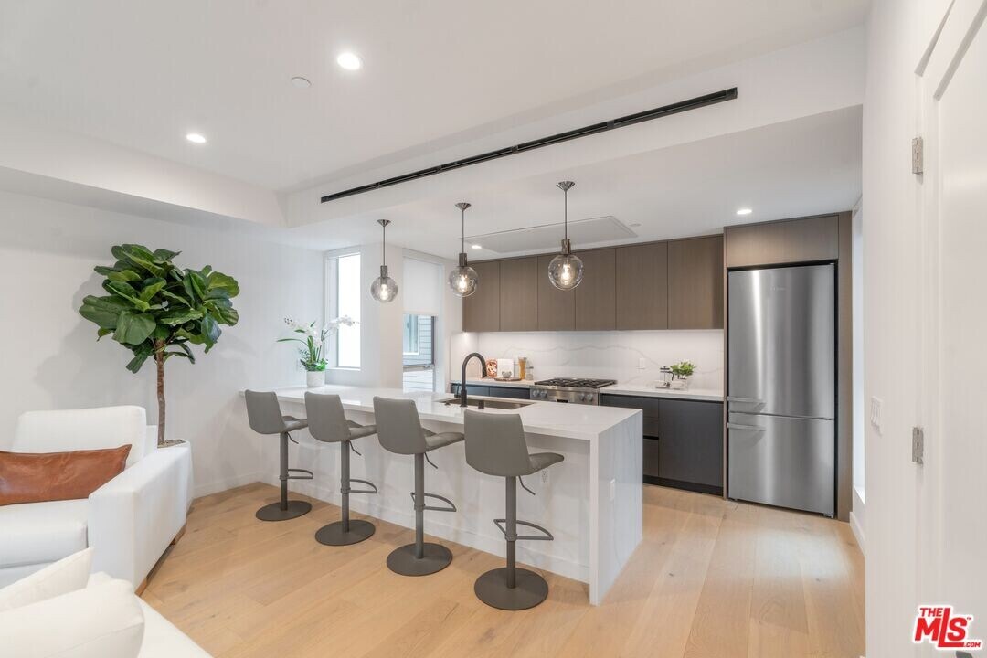 7156 Willoughby Ave in Los Angeles, CA - Building Photo