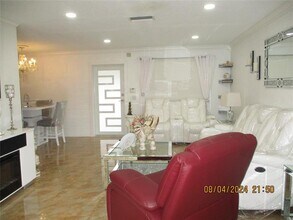 9330 NW 10th St in Pembroke Pines, FL - Building Photo - Building Photo