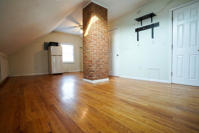 24 Oak Square Ave, Unit 1 in Boston, MA - Foto de edificio - Building Photo