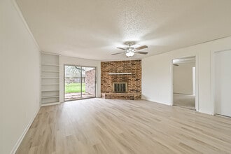 202 Lakewood Dr in Clute, TX - Building Photo - Building Photo